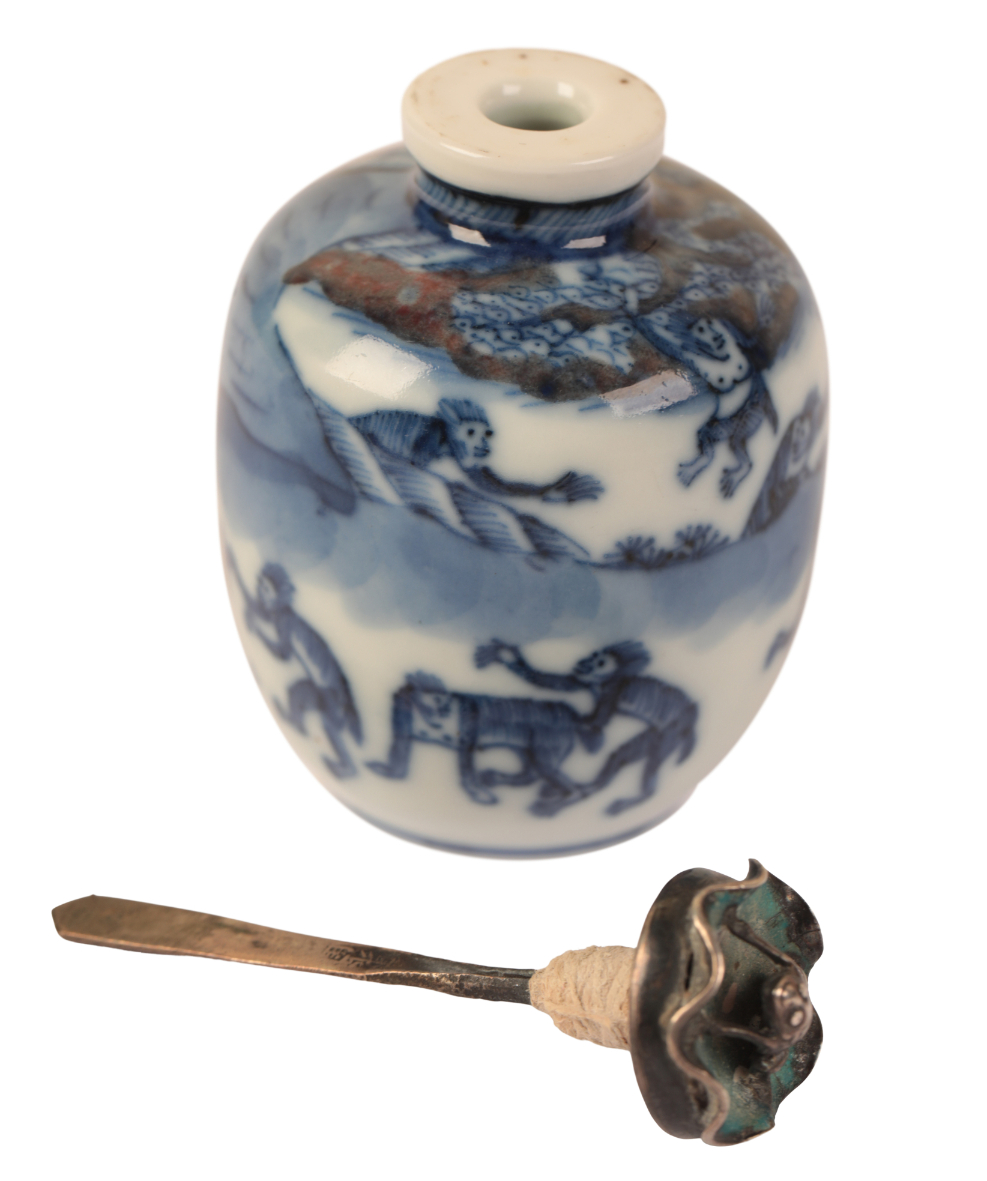 A CHINESE BLUE AND WHITE SNUFF BOTTLE - Image 4 of 4