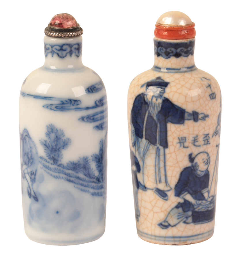 TWO CHINESE BLUE AND WHITE SNUFF BOTTLES - Image 2 of 4