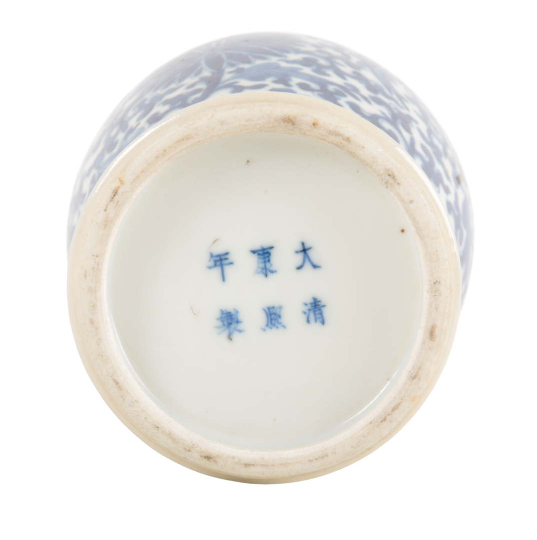 A PAIR OF CHINESE BLUE AND WHITE BALUSTER VASES - Image 3 of 3