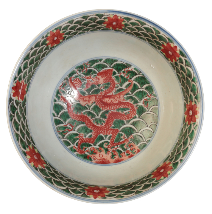 A CHINESE FAMILLE VERTE DRAGON BOWL - Image 4 of 9