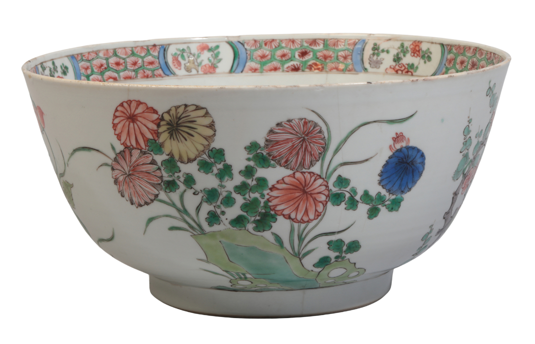 A LARGE CHINESE EXPORT FAMILLE VERTE BOWL