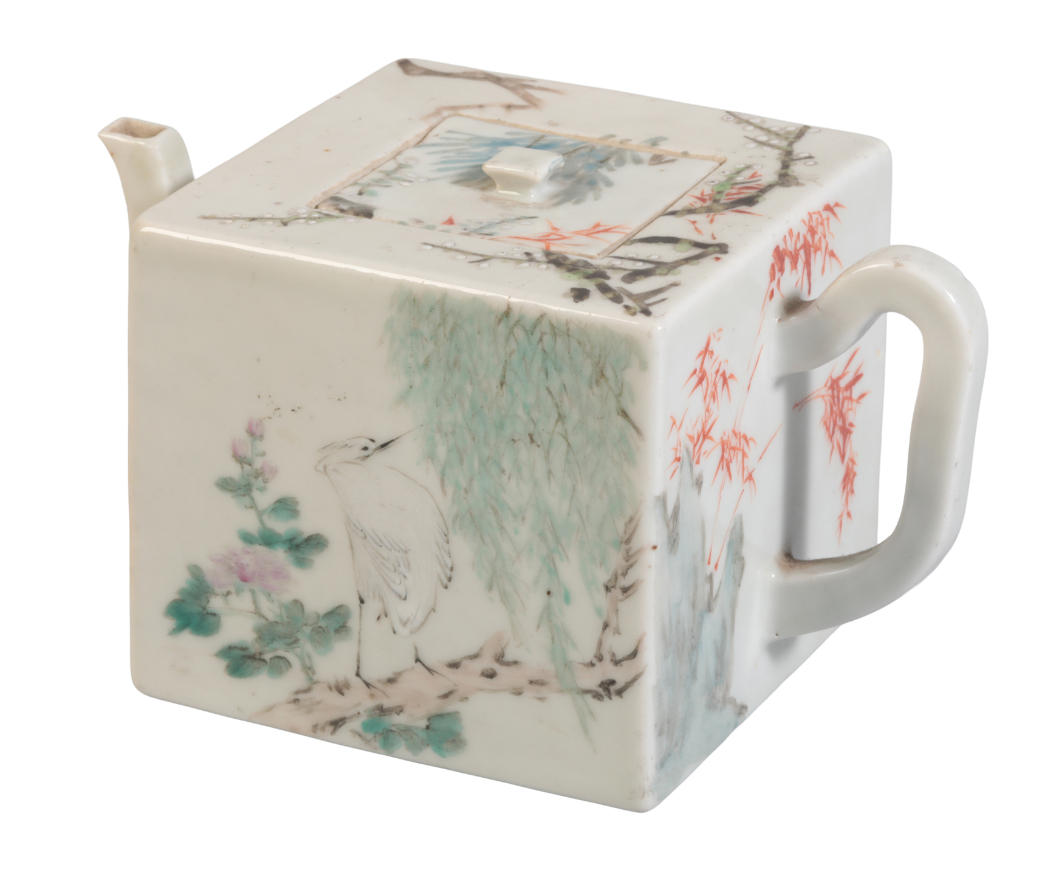 A CHINESE REPUBLIC PERIOD PORCELAIN TEAPOT - Image 3 of 4