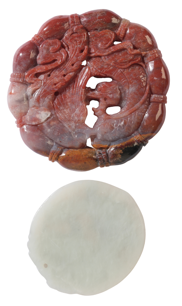 A CHINESE CARVED AGATE ROUNDEL - Image 2 of 2