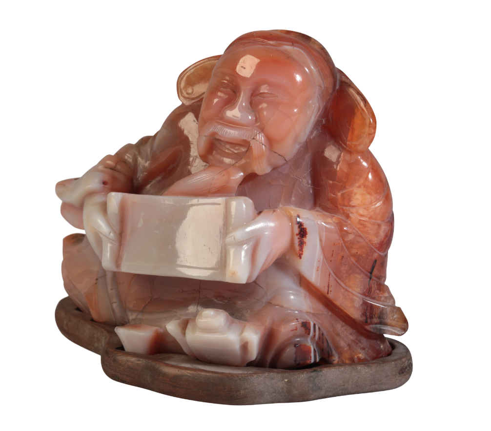 A CHINESE CARVED AGATE FIGURE OF A RECLINING SCRIBE - Image 2 of 3