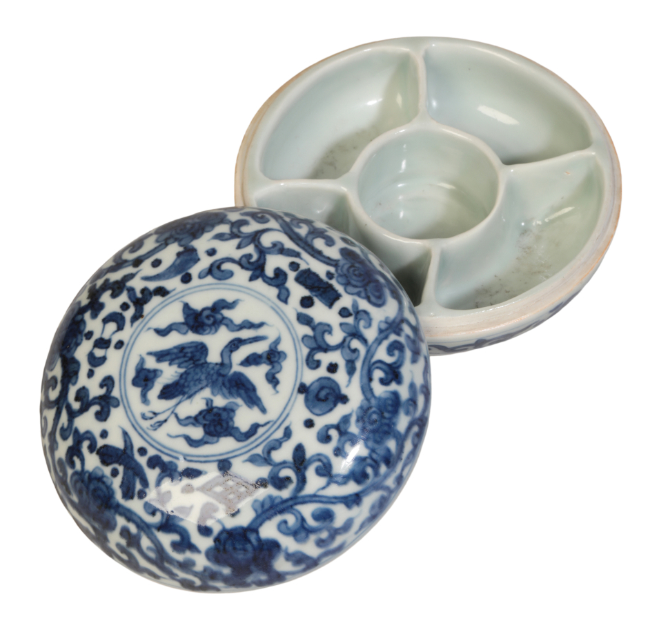 A CHINESE BLUE AND WHITE CUSHION-SHAPED BOX AND COVER - Image 2 of 4