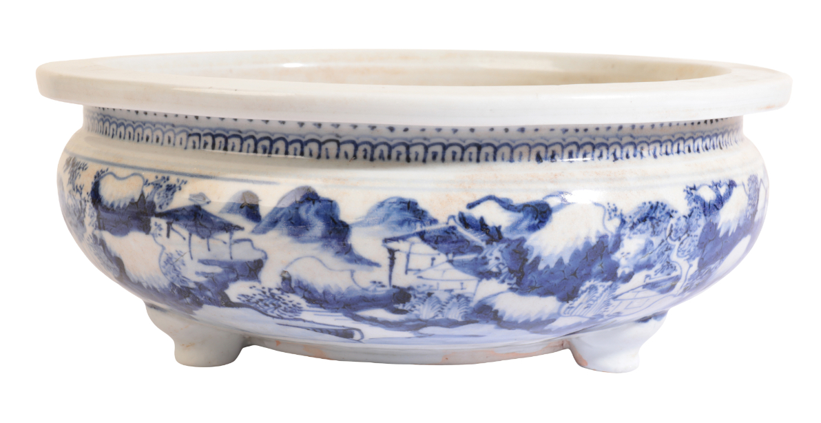 A LARGE CHINESE BLUE AND WHITE TRIPOD CENSER - Image 2 of 3