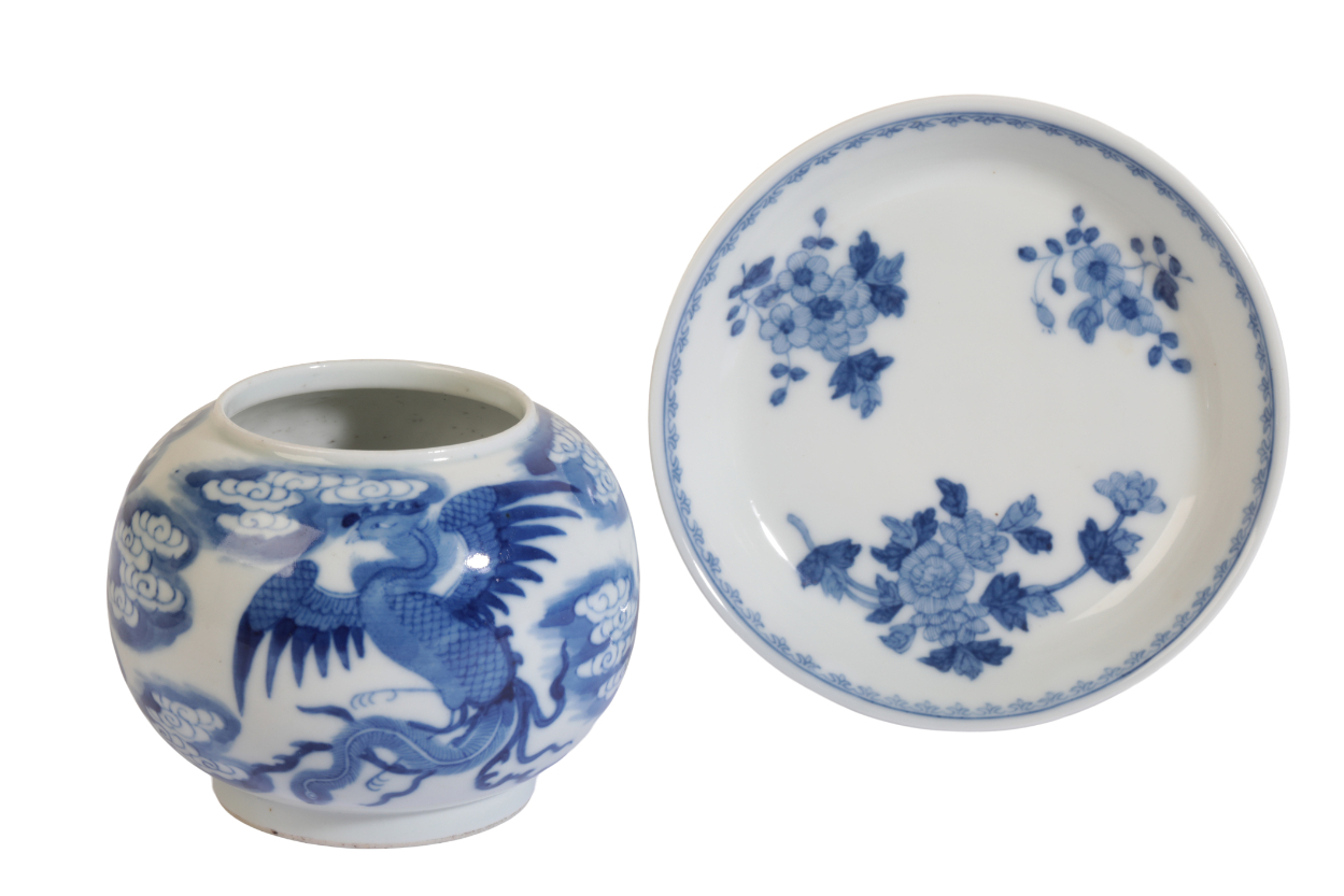 A CHINESE BLUE AND WHITE POT