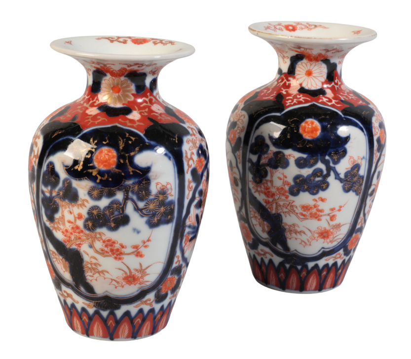 A PAIR OF JAPANESE IMARI VASES