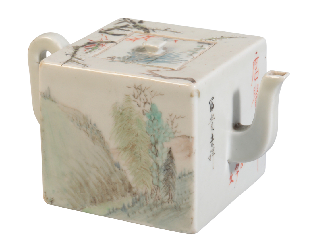 A CHINESE REPUBLIC PERIOD PORCELAIN TEAPOT - Image 4 of 4