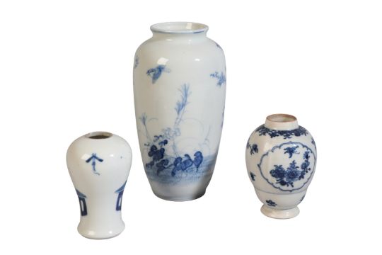 FOUR CHINESE BLUE AND WHITE VASES - Image 2 of 5