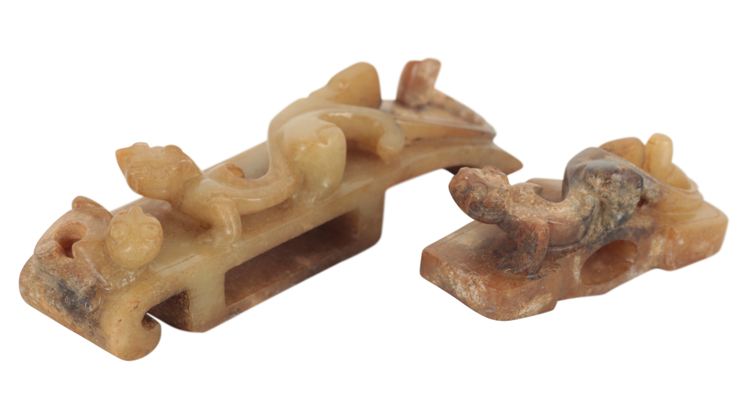 A BOXED SET OF CHINESE JADE SWORD FITTINGS - Bild 2 aus 3