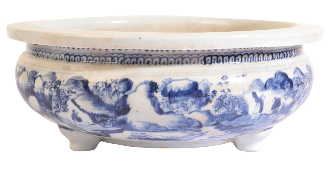 A LARGE CHINESE BLUE AND WHITE TRIPOD CENSER - Image 3 of 3