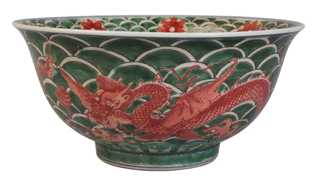 A CHINESE FAMILLE VERTE DRAGON BOWL - Image 2 of 9