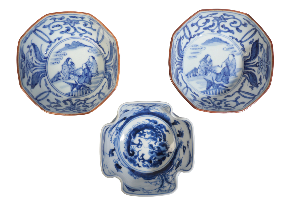 A PAIR OF CHINESE BLUE AND WHITE OCTAGONAL BOWLS - Image 2 of 3