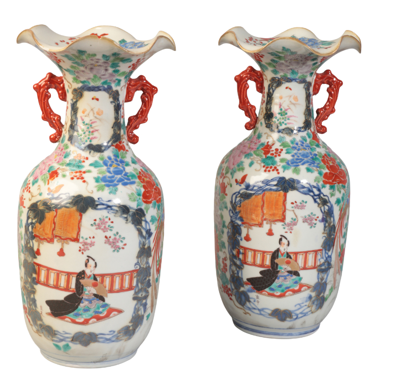 A PAIR OF JAPANESE VASES WITH FLARED SCALLOPED NECKS - Image 2 of 3