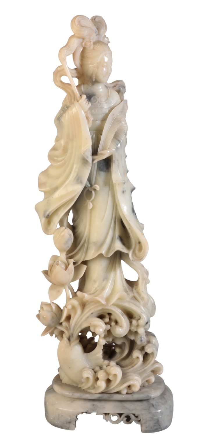 A CHINESE CARVED SOAPSTONE FIGURE - Image 3 of 3