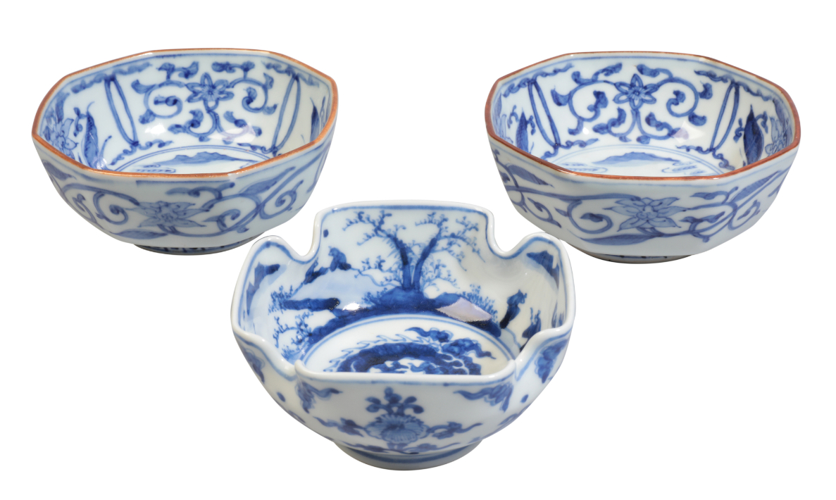 A PAIR OF CHINESE BLUE AND WHITE OCTAGONAL BOWLS