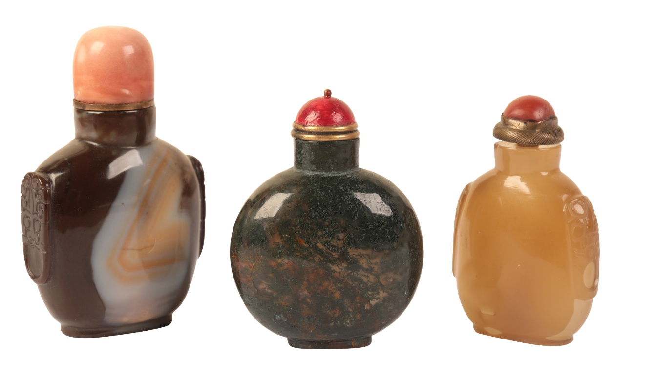 A GROUP OF THREE CHINESE AGATE SNUFF BOTTLES