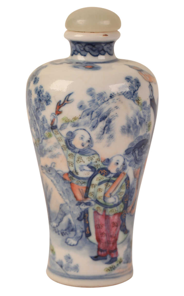 A CHINESE BLUE AND WHITE SNUFF BOTTLE - Image 2 of 3