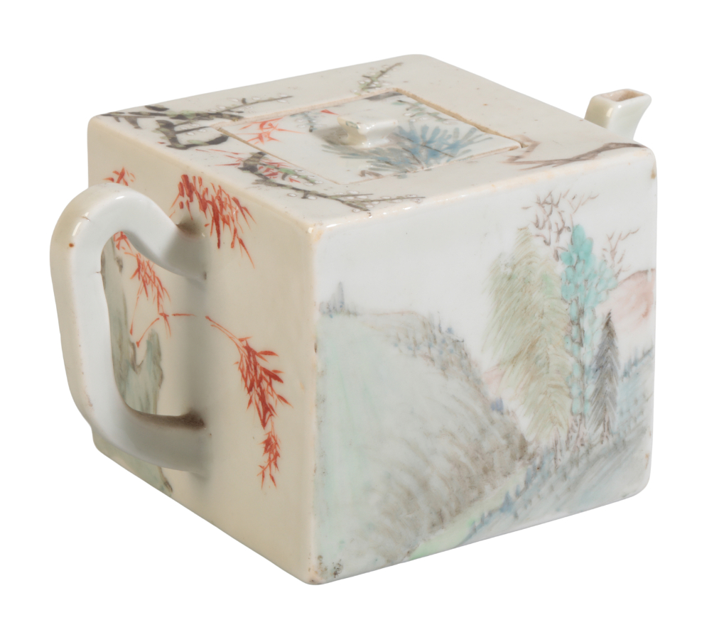 A CHINESE REPUBLIC PERIOD PORCELAIN TEAPOT - Image 2 of 4
