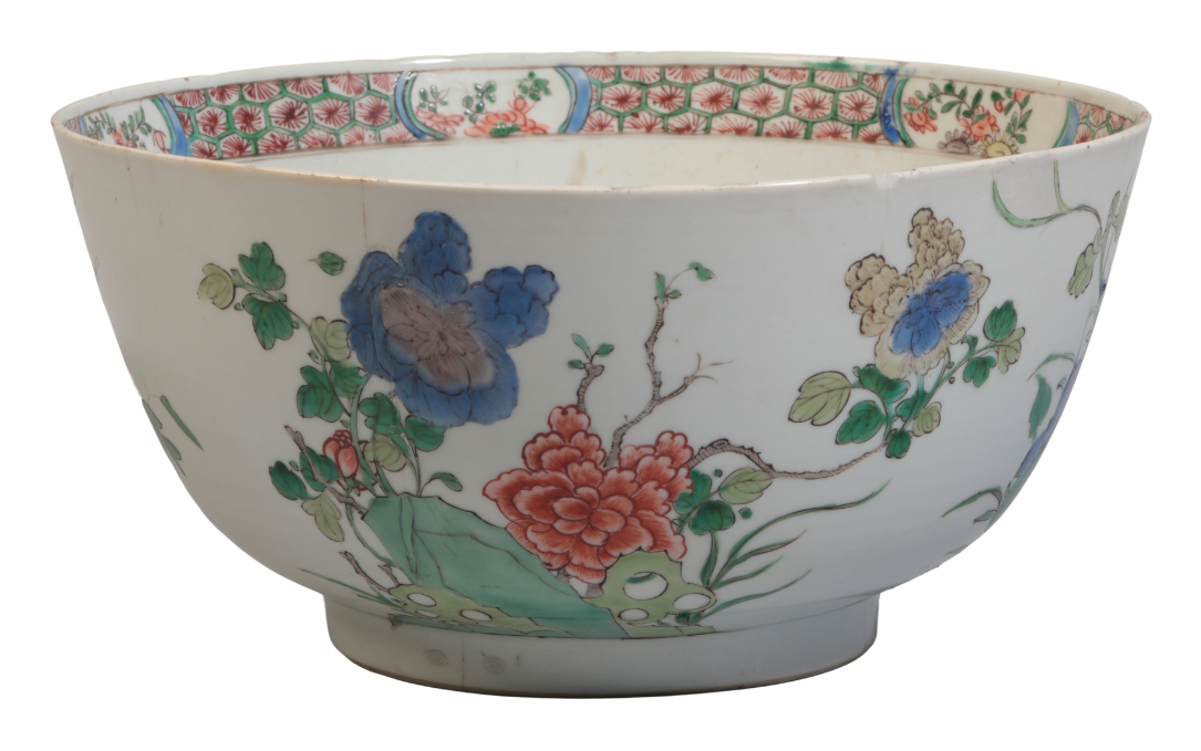 A LARGE CHINESE EXPORT FAMILLE VERTE BOWL - Bild 2 aus 2