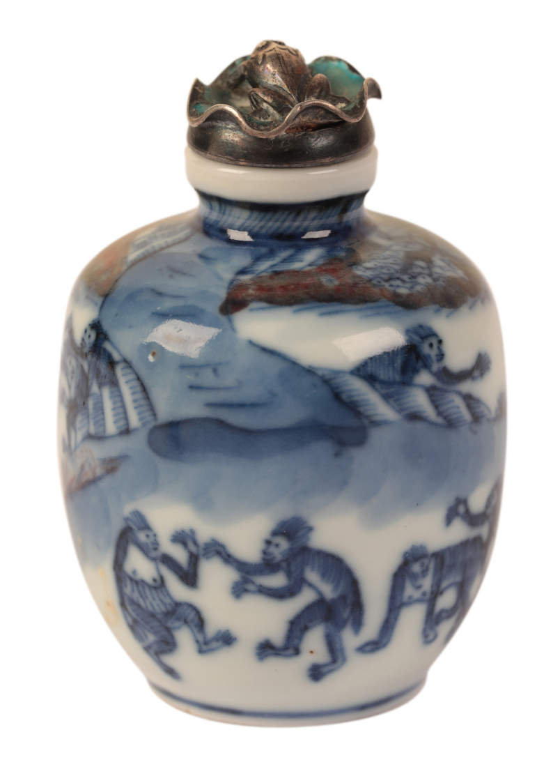 A CHINESE BLUE AND WHITE SNUFF BOTTLE - Image 2 of 4