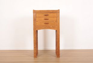 A 20TH CENTURY LIGHT OAK CHEST OF DRAWERS OF SMALL PROPORTION