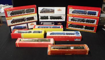 A COLLECTION OF BOXED 00 GAUGE A$ MODELS