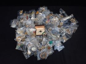 A QUANTITY OF COSTUME BROOCHES