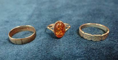 A 9CT GOLD AND AMBER RING