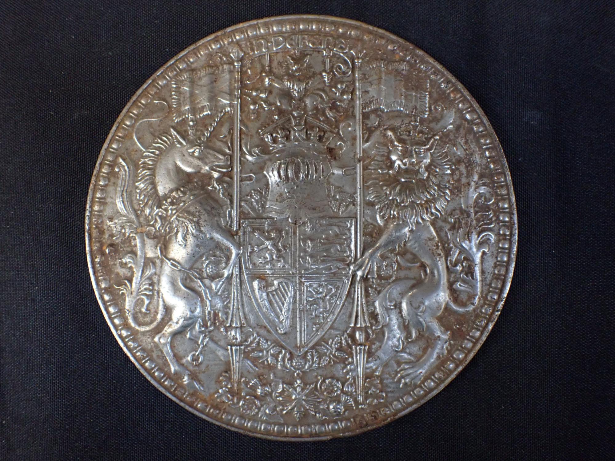 A CAST IRON ROUNDEL BEARING THE ROYAL STUART COAT OF ARMS - Image 2 of 4