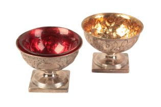 A PAIR OF GEORGE III SILVER CIRCULAR SALTS