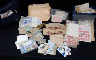 A QUANTITY OF LOOSE STAMPS