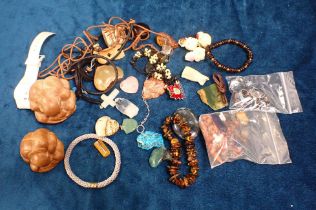 A QUANTITY OF VARIOUS COSTUME JEWELLERY
