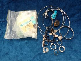 A QUANTITY OF WHITE METAL AND COSTUME JEWELLERY