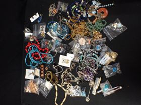 A QUANTITY OF COSTUME JEWELLERY