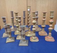 A COLLECTION OF BRASS CANDLESTICKS