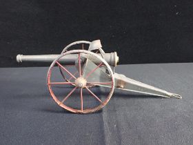 A TINPLATE MODEL OF A FRENCH 75 FIELD GUN