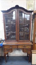 A 1920S WALNUT DISPLAY CABINET OF QUEEN ANNE STYLE