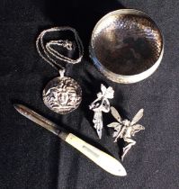 A VICTORIAN SILVER BLADED FRUIT KNIFE