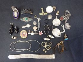 A COLLECTION OF SILVER AND WHITE METAL ITEMS