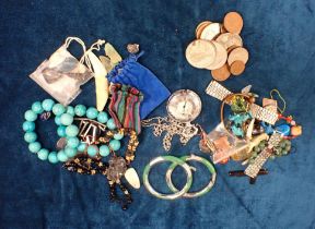 A QUANTITY OF COSTUME JEWELLERY