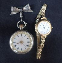 AN EARLY 20TH CENTURY LADIES 15CT GOLD WRISTWATCH