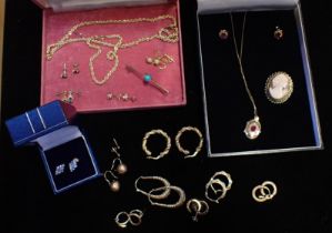 A COLLECTION OF 9ct GOLD JEWELLERY