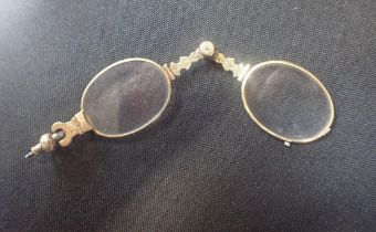 A PAIR OF VINTAGE YELLOW METAL FOLDING GLASSES