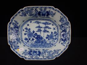 A CHINESE EXPORT BLUE AND WHITE OCTAGONAL DISH