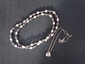 A BLACK AND WHITE FAUX PEARL NECKLACE