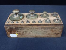 A SET OF THIRTEEN GRADUATED BRASS WEIGHTS