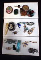A SELECTION OF COSTUME JEWELLERY