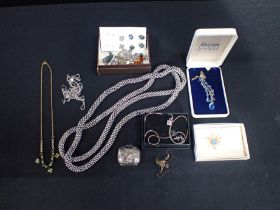 A COLLECTION OF JEWELLERY